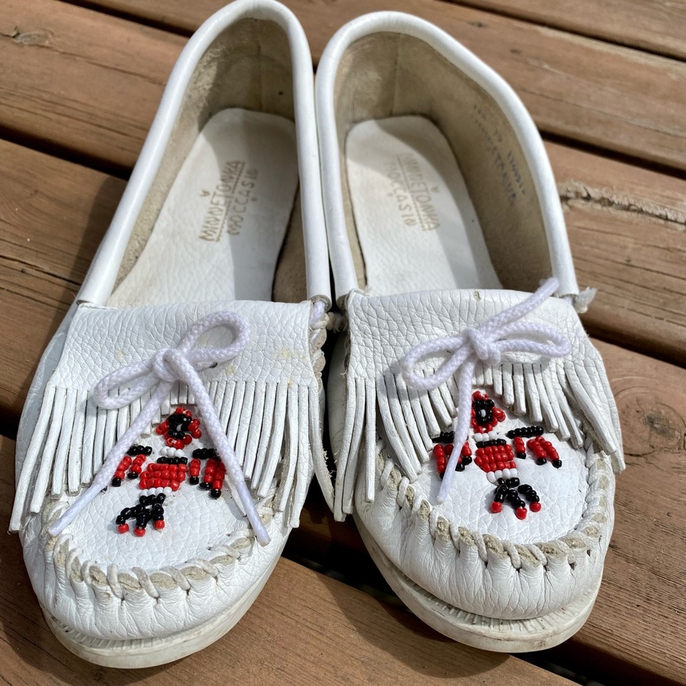 Minnetonka Mocassins 10 white